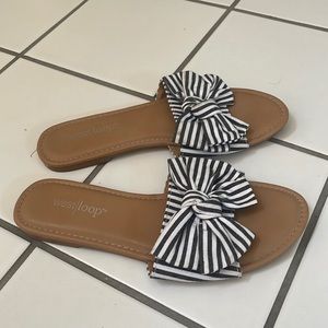 West loop Bow flat sandals size 7/8